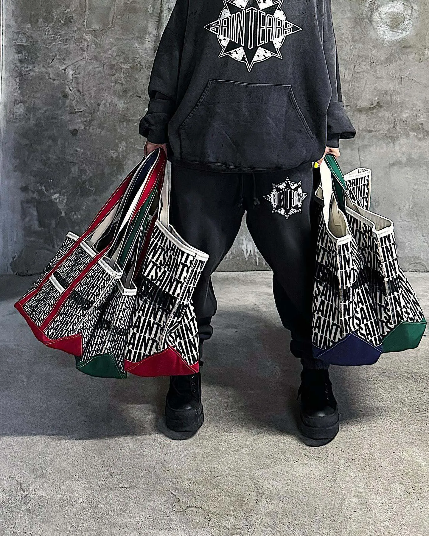 DENIM TEARS x SAINT Mxxxxxx SAINT TEARS Hoodie/BLK Five-pointed star cotton hole-in-the-dark distressed hoodie, washed black S-XL Assute dyeing, whole piece sprayed with horse fade/horse weight, co-branded main mark/cotton wash mark/cherub mark, many hanging holes on the front and rear panels, the original version has the same loose fit